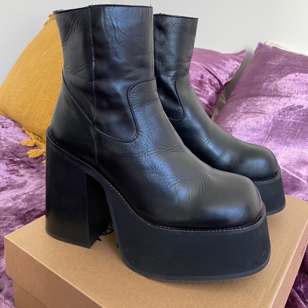 Steve Madden platform Liona Boots size 9